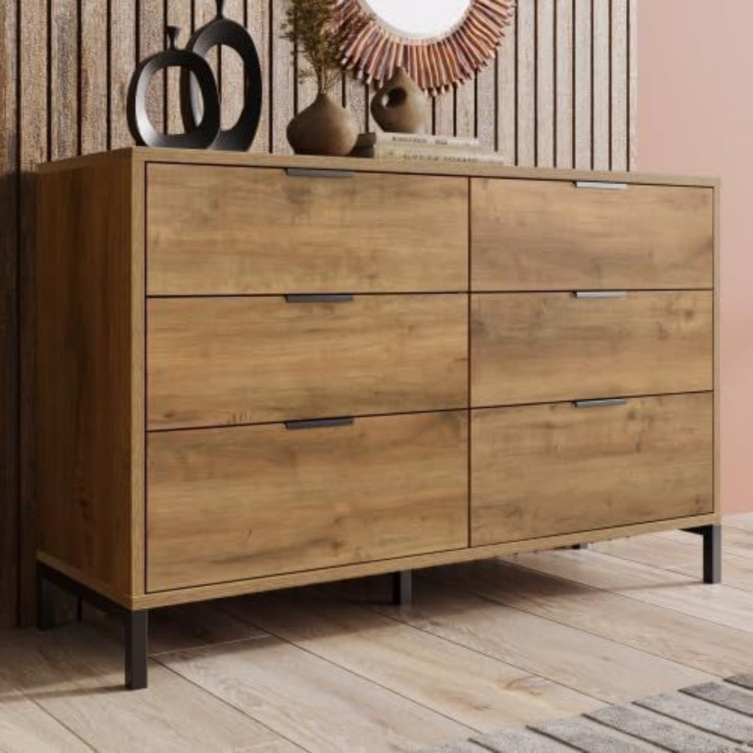 Pour un interieur harmonieux, buffet avec tiroirs, avec portes en finition noir et chene