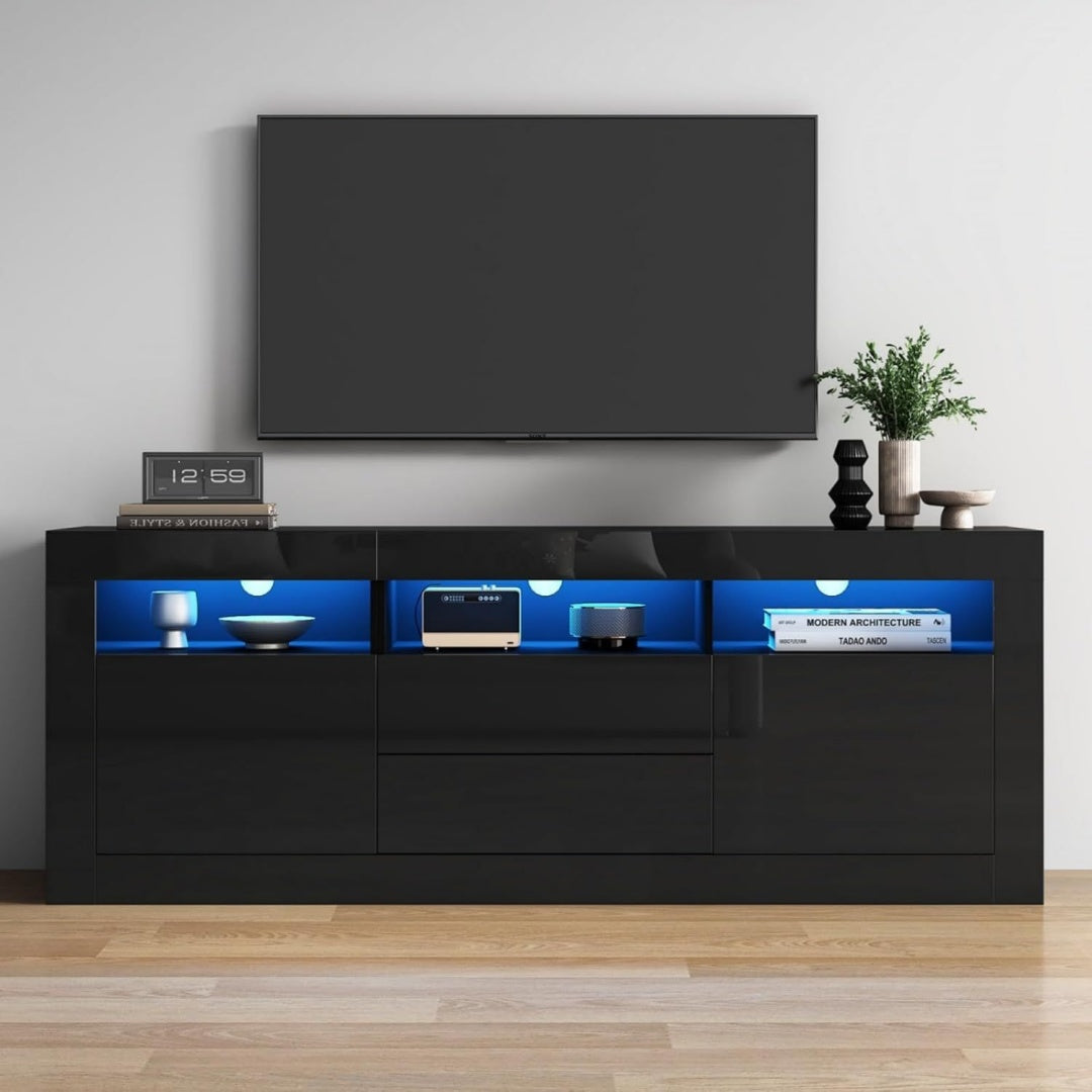 Une silhouette equilibree pour ce commode avec tiroirs, avec portes, teinte blanc et noir