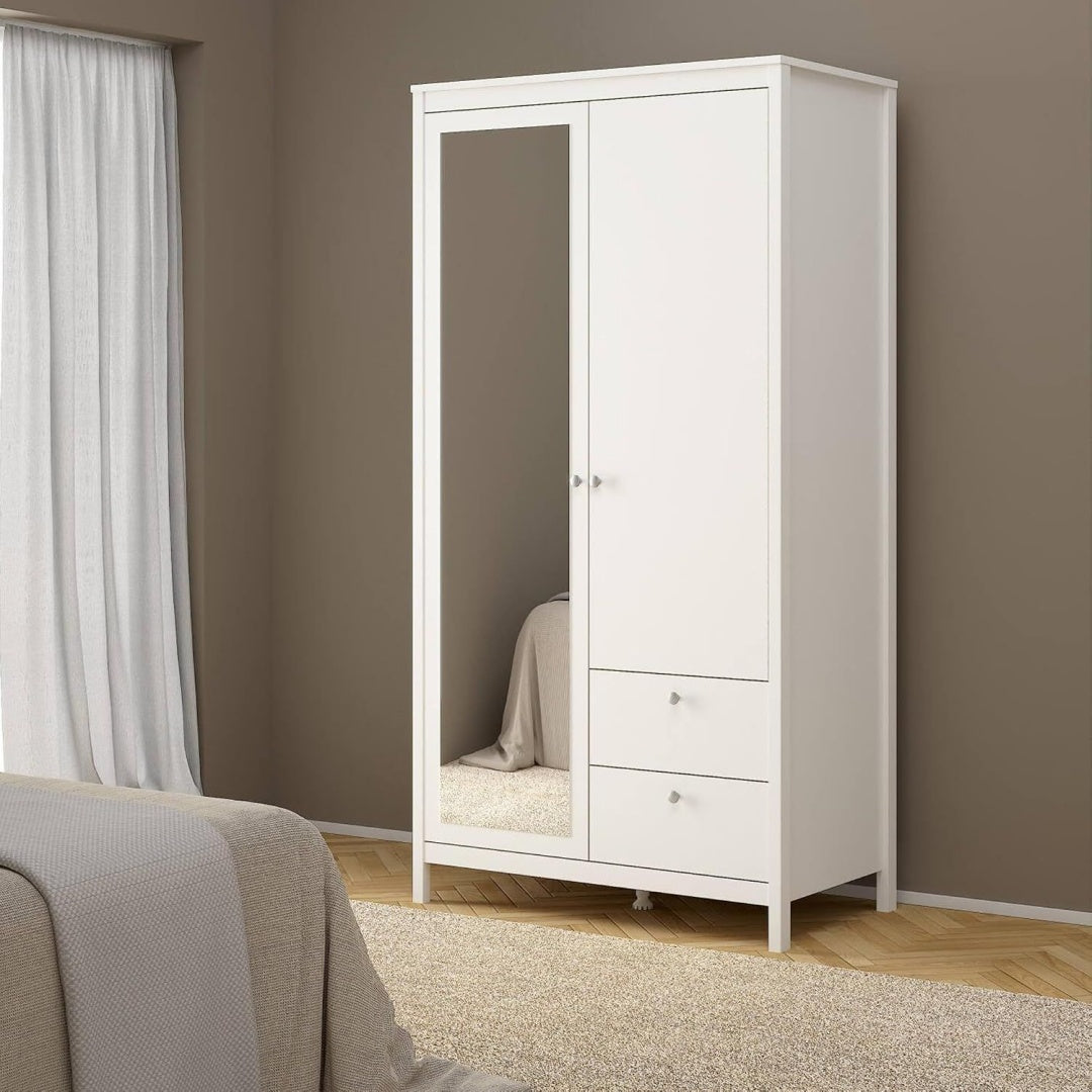 Une touche de caractere, commode avec tiroirs, avec portes dans un ton blanc et vert