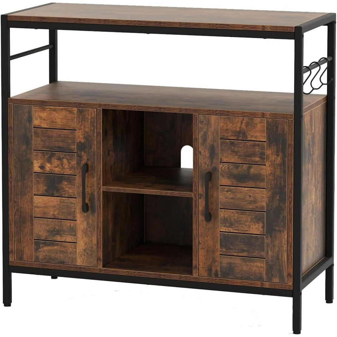 Une silhouette equilibree pour ce buffet avec portes, avec etageres, teinte bois naturel et vert