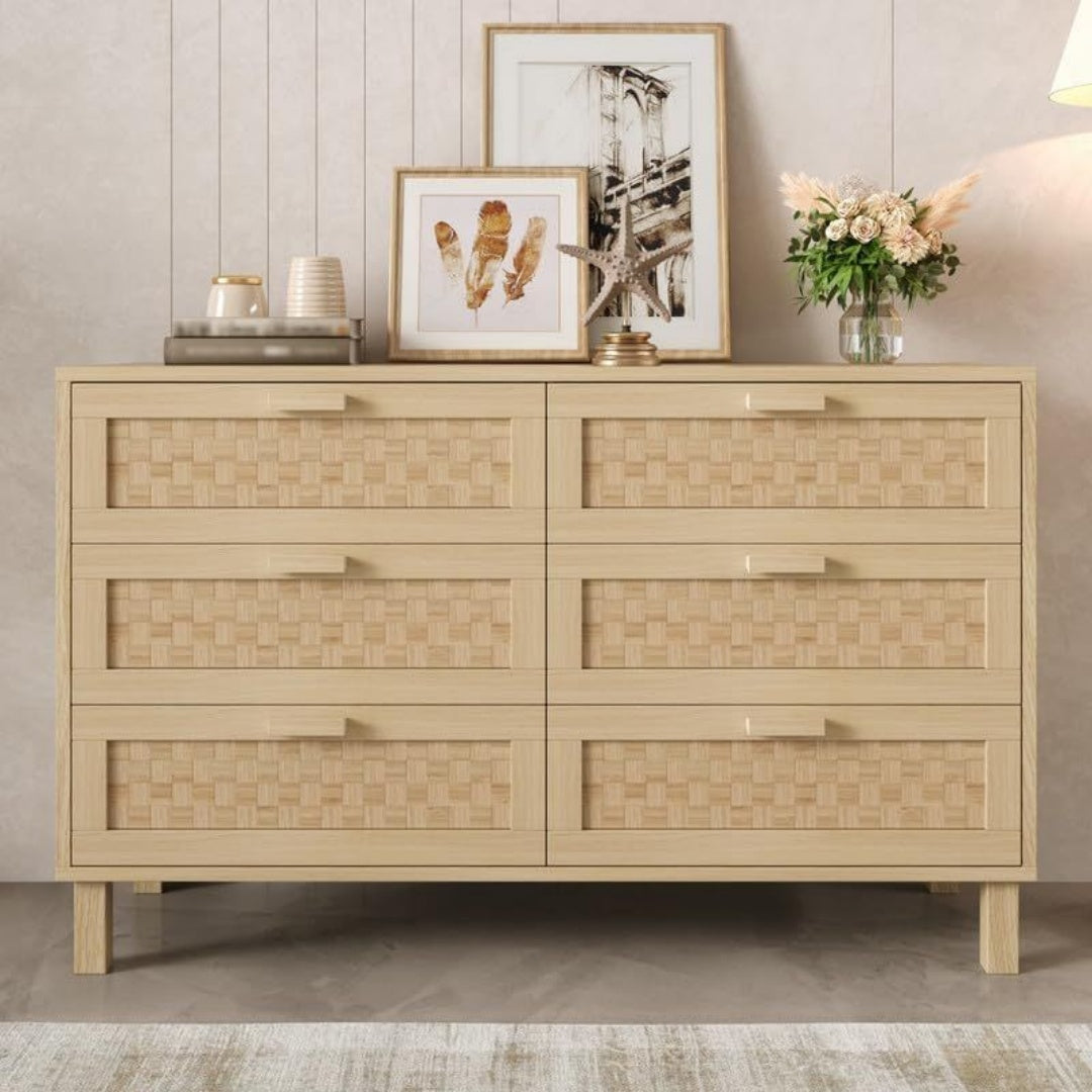 Pour un interieur harmonieux, buffet avec tiroirs, avec details en rotin en finition naturel et bois naturel