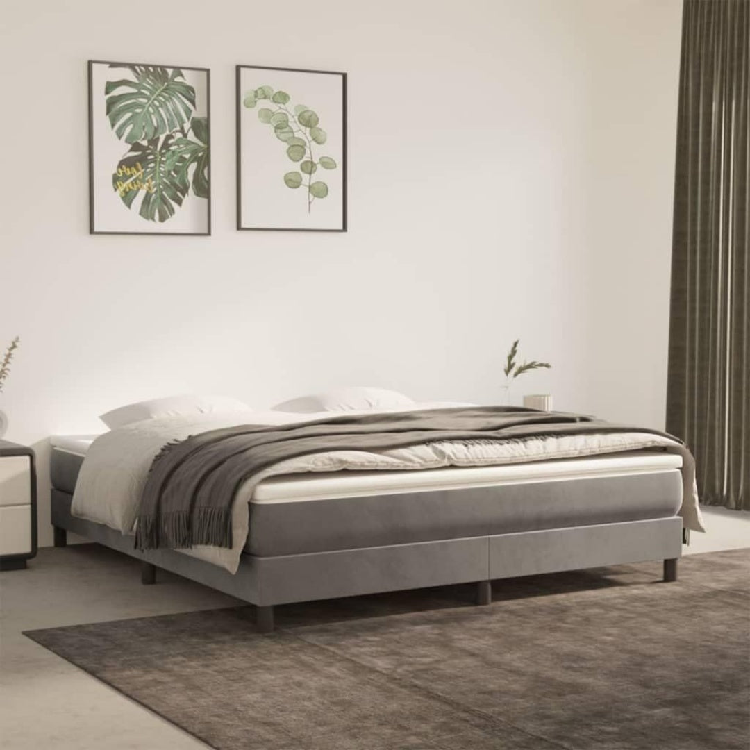 Un espace mieux organise grace a ce meuble de rangement a l'aspect bois, aux lignes contemporaines, finition