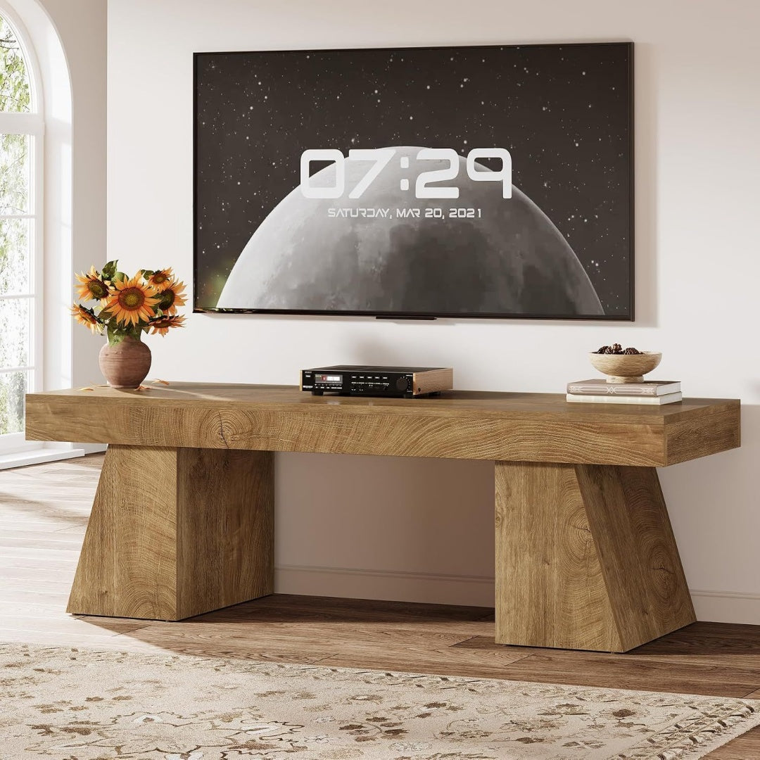 Une touche de caractere, table avec portes, a l'aspect bois dans un ton marron et naturel