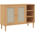 Un espace mieux organise grace a ce buffet avec portes, avec details en rotin, finition marron et naturel