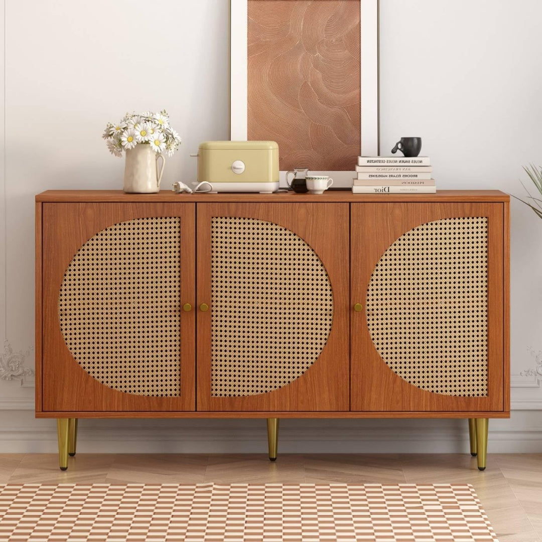 Une touche de caractere, buffet avec portes, avec etageres dans un ton dore
