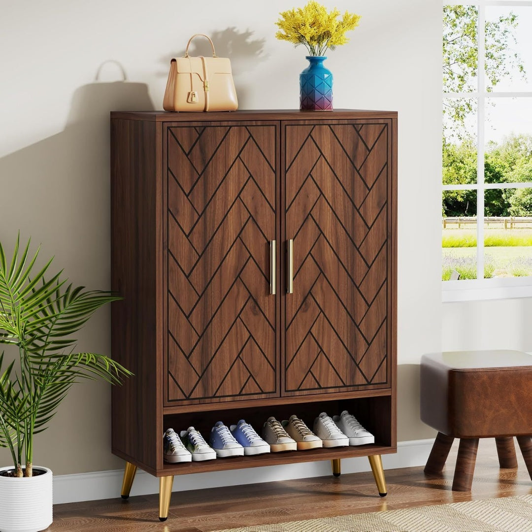 Une silhouette equilibree pour ce bibliotheque avec portes, avec etageres, teinte marron et bois naturel