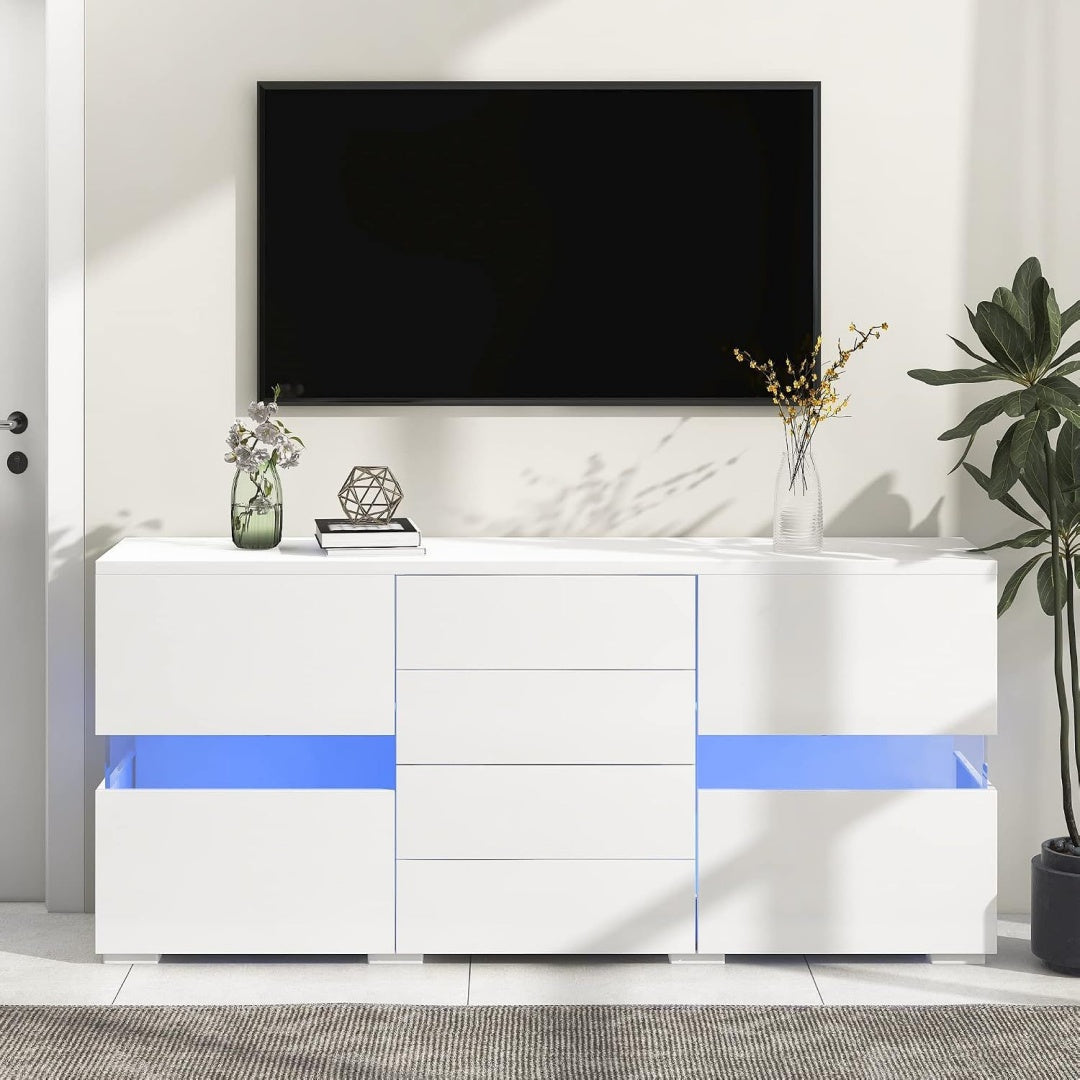 Une silhouette equilibree pour ce buffet aux lignes contemporaines, teinte blanc
